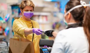 Mujer comprando con mascarilla 